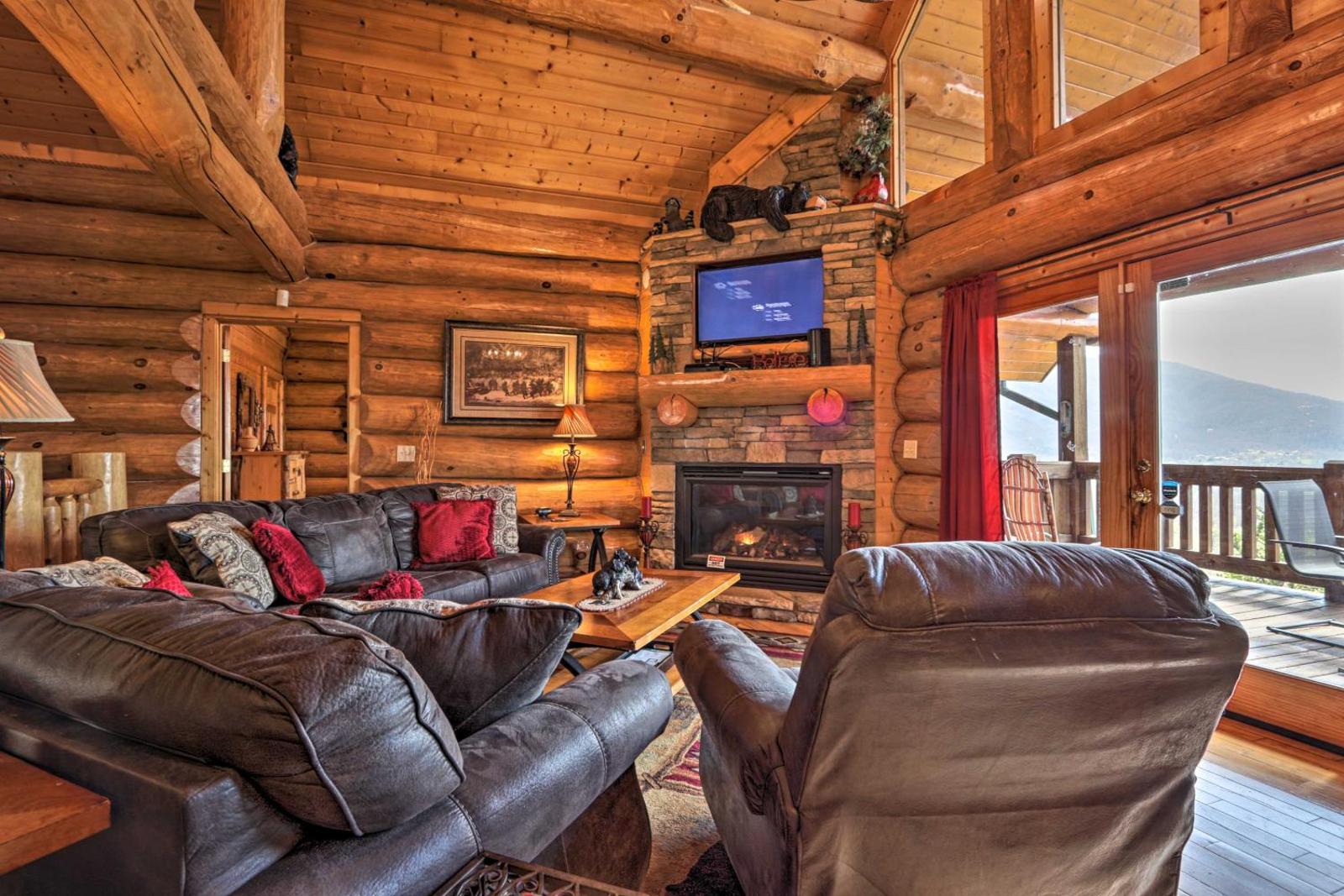 Lodge Mahal Mountain Home with 2 Decks and Hot Tub! Main image 2